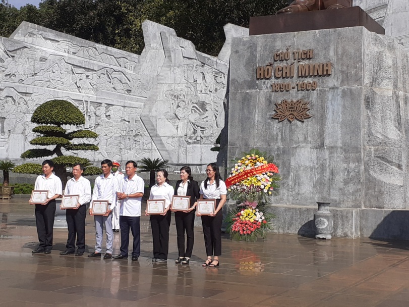 Đảng bộ xã Biển Hồ dâng hoa, dâng hương, báo công  Chủ tịch Hồ Chí Minh tại Quảng trường Đại Đoàn Kết
